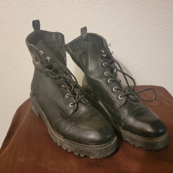 14 Pairs Of Size 7-8 Womens Shoes, Sandals, And Boots - Picture 5 of 11